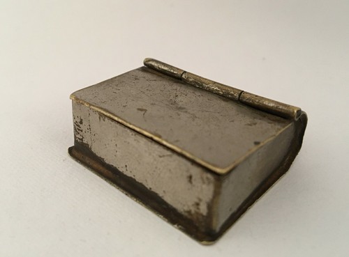 Anciennes petites boîtes - , à