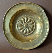 Petit plat à offrandes ou de quête, 17ème, laiton repoussé, rosace, Haute époque
