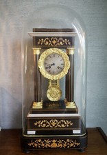 PENDULE HORLOGE A PORTIQUE CHARLES X EN MARQUETERIE sous globe d'origine