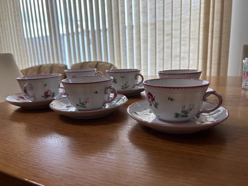 Ensemble tasses soucoupes - tasses, et