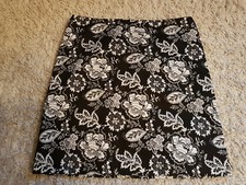 jupe droite imprimée fleurs noires et blanches doublée neuve