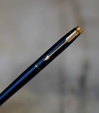 STYLO PLUME PARKER 75 LAQUE NOIRE MAT- PLUME OR  MASSIF 18 K FINE - RARE VERSION