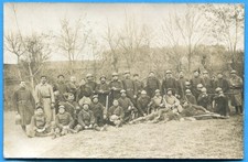 CPA Photo : Groupe de poilus de divers régiments, avec 2 FM Chauchats / 1917