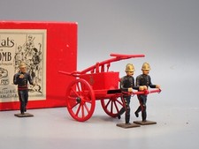 PLOMB   CBG-MIGNOT  POMPE A BRAS SUR ROUE TIREE PAR 3 POMPIERS + BOITE