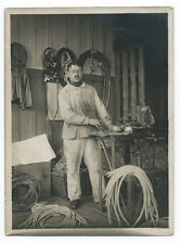 photo snapshot vintage 1930 métier électricien dans son atelier électricité