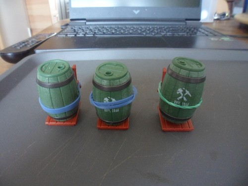 Tonneaux vert avec support - tonneaux,