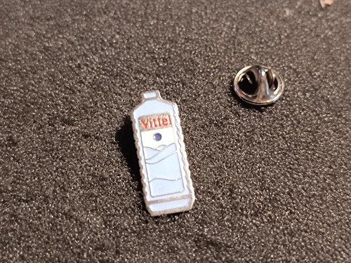 Pin vittel bouteille eau - pin's,