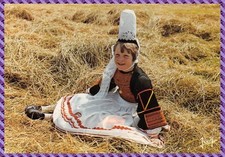 La Bretagne Fillette en costume Bigouden
