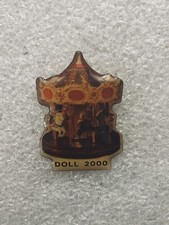 Pin’s Doll 2000 Manège