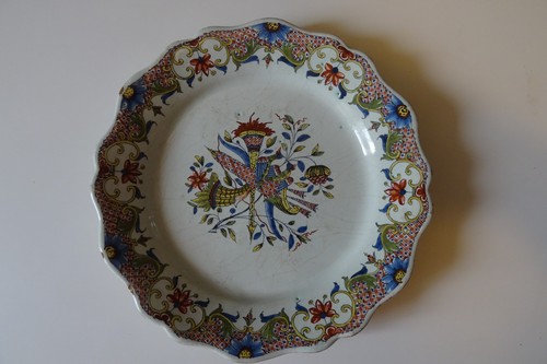 Assiette bord contourné de - à,