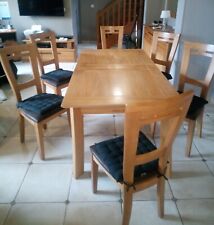 TABLE EN ORME MASSIF ET 6 CHAISES DESSUS TISSU