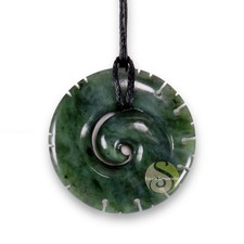 Pendentif Maori koru cranté jade vert pounamu Maori art Nouvelle-Zélande fait...