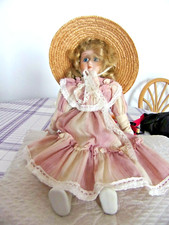 POUPEE corps chiffon, tête mains et pieds porcelaine – 40 cm - (PLA-03)