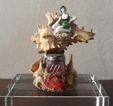 Ancienne Baigneuse Art Déco reposant sur un coquillage avec un encrier