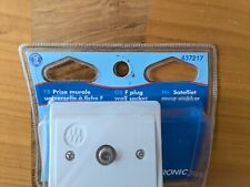 Une prise murale universelle à fiche F neuve.