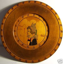 RARE ASSIETTE ARTISANALE EN BOIS PERSONNAGE BRETAGNE BRETONNE  signé RM