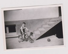 photo ancienne ?️ enfant à vélo années 1930 ballon au sol