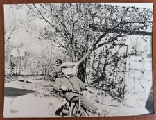 Photo soviétique vintage années 60 petit garçon chevauche un tricycle ancienn...