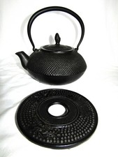 Grande Théière Japonaise Signé en Fonte Noire avec sont Support  Et Passe Thé