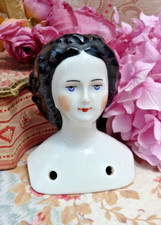 POUPÉE ANCIENNE, TÊTE BUSTE en porcelaine émaillée type coiffure Eugenie