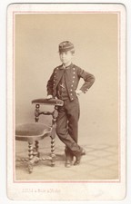Jeune garçon en tenue