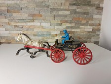 Jouet ancien , voiture hippomobile en fonte de fer polychrome avec cocher