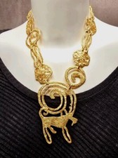 ASSAI PARIS bijoux signé collier Sculpture vintage doré Capricorne