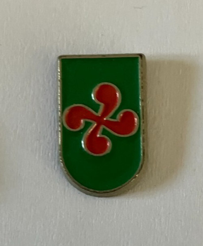Pin pays basque croix - pin's,