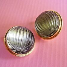 J512 / LALIQUE / BOUCLES D'OREILLES CLIPS CRISTAL GRIS A CÔTES ET MÉTAL DORÉ