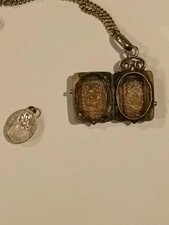 Rare Médaille Religieuse Ancienne Dans Un Reliquaire Avec Chaîne ND De Quezac 