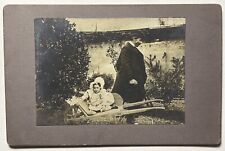 France Père et fille Brouette