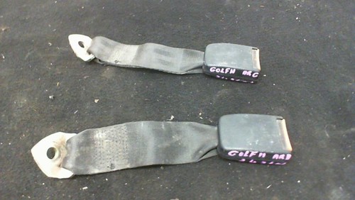 Attache ceinture arriere droit
