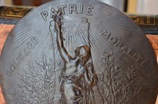 Grand médaillon bronze Dubois, Chapu BARBEDIENNE  courage, patrie, moralité XIXe