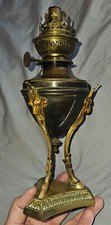 Lampe à pétrole tripode en laiton et bronze doré à mascarons tête de bouc