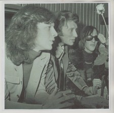 JOHNNY  HALLYDAY   N° 108  : PHOTO DE MAGAZINE  PLASTIFIEE .