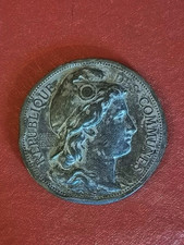 MEDAILLE Metal fondu signée