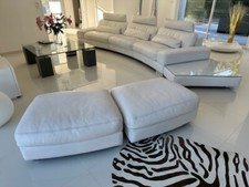 canapé ROCHE BOBOIS cuir blanc avec une table basse bout de canapé et deux poufs