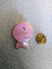 Pin's mode vêtements enfants / Jacadi partenaire du Téléthon (version époxy)rose