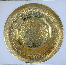 TRES GRAND PLATEAU ORIENTAL EN  CUIVRE  DORE OU LAITON 45 CM DE DIAMETRE