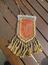 grand réticule cuir repoussé