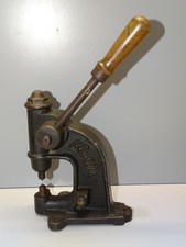 -ANCIENNE PRESSE A OEILLETS SERTISSEUSE FONTE UNE MARQUE A DECHIFFRER déco    D
