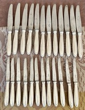 24 COUTEAUX DE TABLE ET FROMAGE EN METAL ARGENTé CHRISTOFLE RUBANS