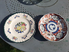 2 Assiettes:    Imari porcelaine bord chantourné Ø 22 cm et LONGWY Vieux Rouen