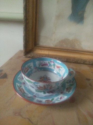 Ancienne tasse sous - et,