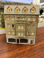 Grand immeuble pola échelle