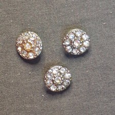 Trois Anciens Petits Boutons