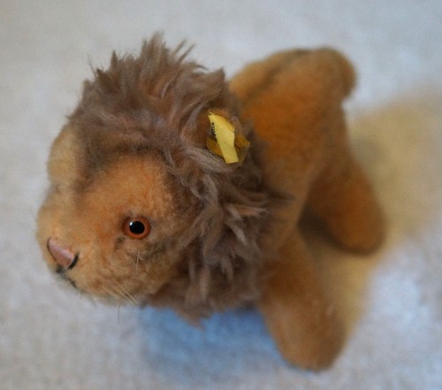 Steiff plush lion tag - 7",