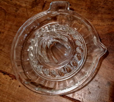 ANCIEN PRESSE FRUITS  A MAIN EN VERRE  TRES BON ETAT
