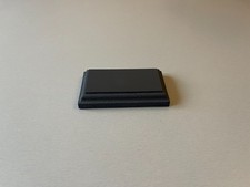 socle peint en gris foncé