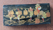 Plumier ancien avec 9 porte-craies et craies